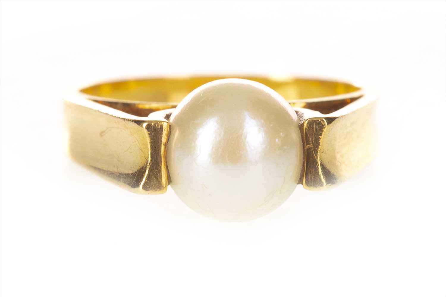Lot 425 - A PEARL SET RING