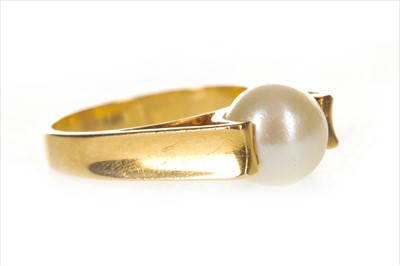 Lot 425 - A PEARL SET RING