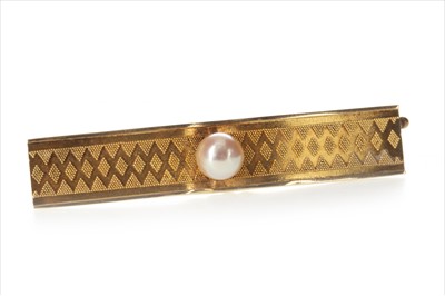 Lot 434 - AN EARLY TO MID 20TH CENTURY PEARL SET BROOCH