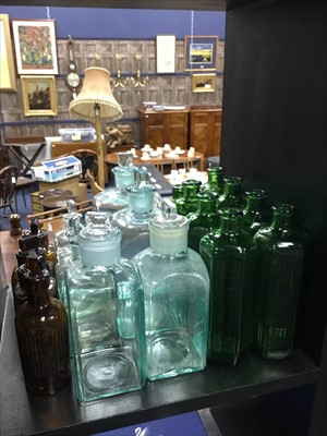 Lot 29 - A LARGE LOT OF EARLY 20TH CENTURY GLASS APOTHECARY BOTTLES