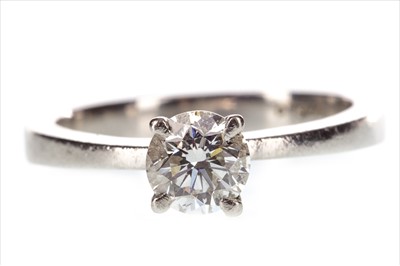 Lot 251 - A DIAMOND SOLITAIRE RING