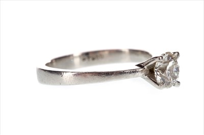 Lot 251 - A DIAMOND SOLITAIRE RING