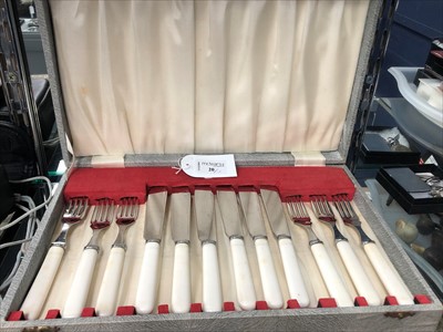 Lot 225 - A CASED FISH CUTLERY SET AND OTHER ITEMS