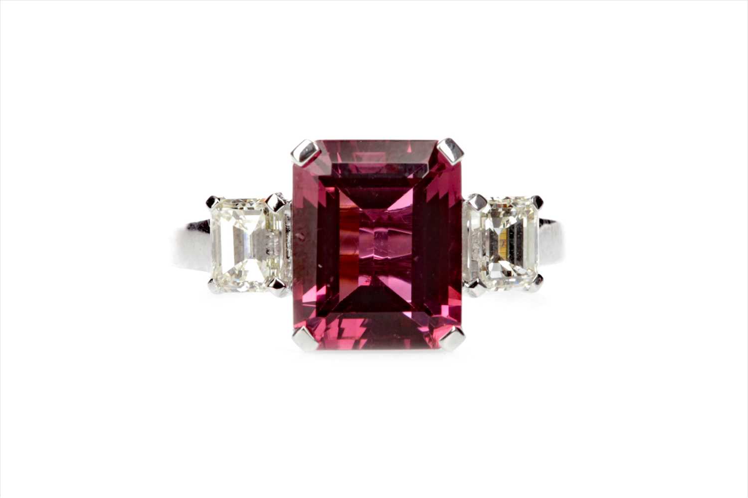 Lot 441 - A RUBELLITE AND DIAMOND RING