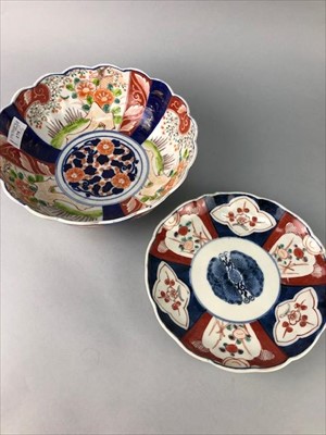 Lot 175 - AN EARLY 20TH CENTURY JAPANESE IMARI CIRCULAR BOWL AND A PLAQUE