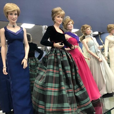 Lot 341 - A LOT OF SIX PRINCESS DIANA PORCELAIN DOLLS