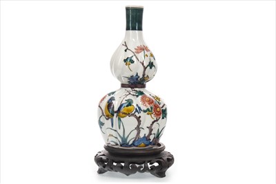 Lot 1018 - A 20TH CENTURY CHINESE VASE