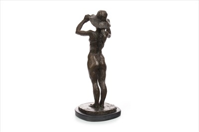 Lot 1707 - NUDE WOMAN WITH A SUNHAT, A BRONZE SCULPTURE