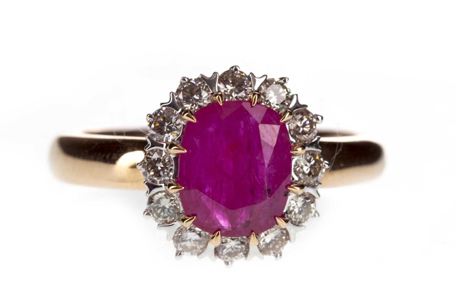 Lot 264 - A RUBY AND DIAMOND RING