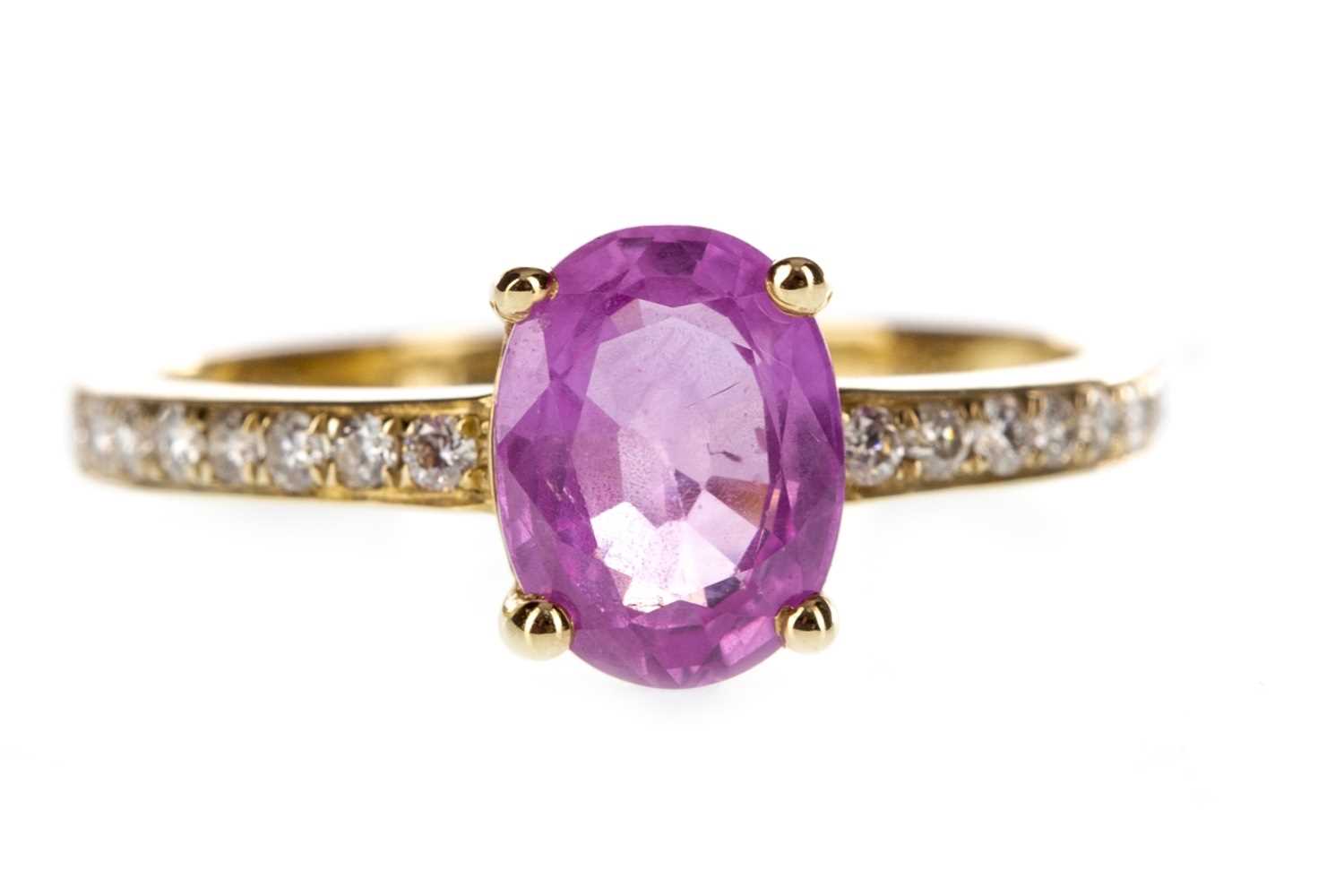 Lot 285 - A PINK SAPPHIRE AND DIAMOND RING