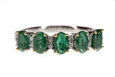 Lot 291 - AN EMERALD AND DIAMOND RING