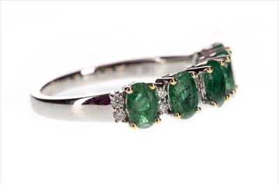 Lot 291 - AN EMERALD AND DIAMOND RING