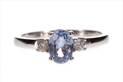 Lot 295 - A SAPPHIRE AND DIAMOND RING