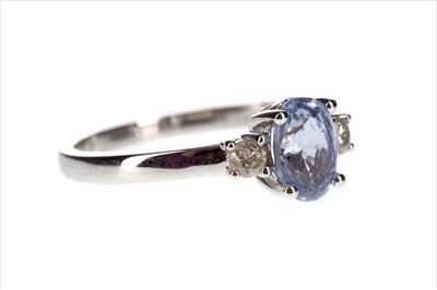 Lot 295 - A SAPPHIRE AND DIAMOND RING