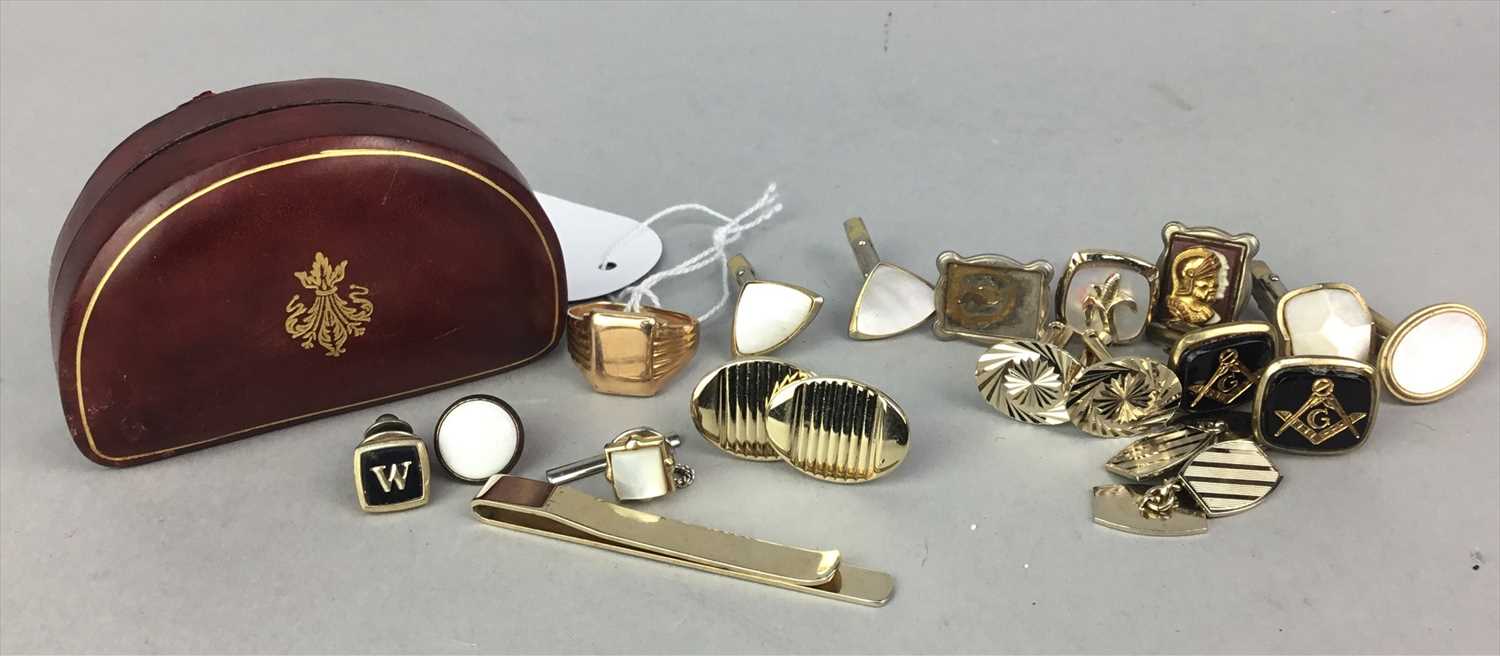 Lot 1 - A GENTLEMAN'S RING AND A COLLECTION OF CUFFLINKS