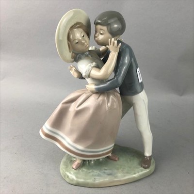 Lot 443 - A PAIR OF LLADRO SWEETHEARTS AND TWO OTHERS