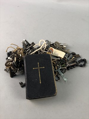 Lot 452 - A LOT OF KEYS, ROSARY BEADS AND OTHER ITEMS