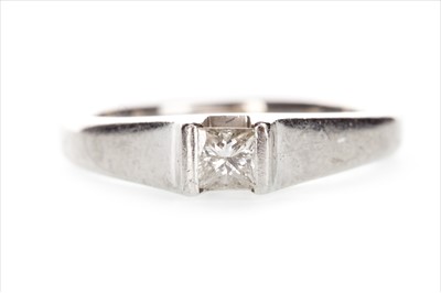 Lot 315 - A DIAMOND SOLITAIRE RING