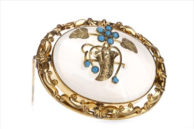 Lot 321 - A VICTORIAN CHALCEDONY AND TURQUOISE BROOCH