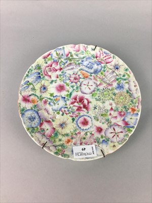 Lot 49 - AN EARLY 20TH CENTURY CHINESE PLATE, VASE AND ASHTRAY