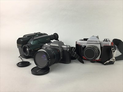 Lot 10 - A LOT OF CAMERAS AND CAMERA ACCESSORIES