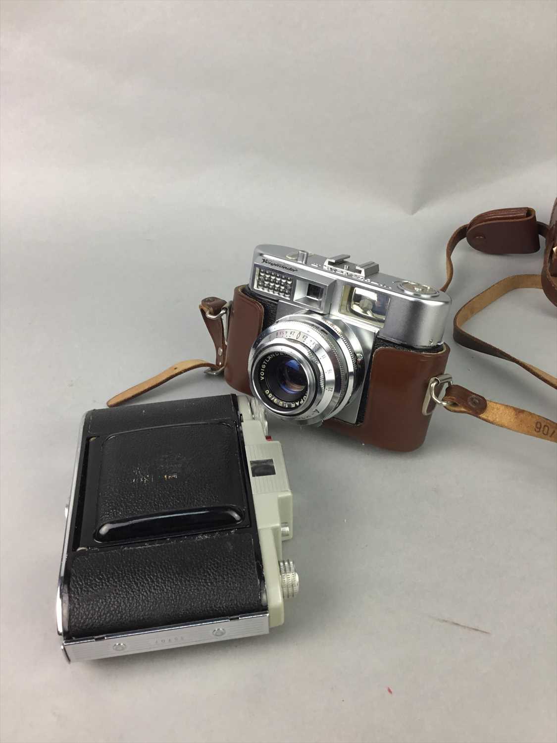Lot 26 - A VOIGTLANDER VOIGTMATIC II CAMERA ALONG WITH OTHER
