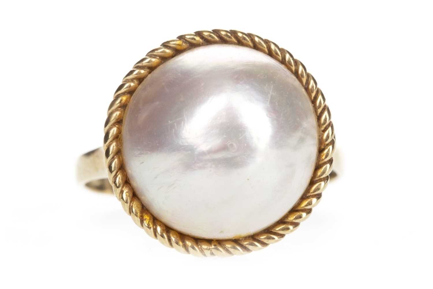 Lot 1305 - A PEARL SET RING