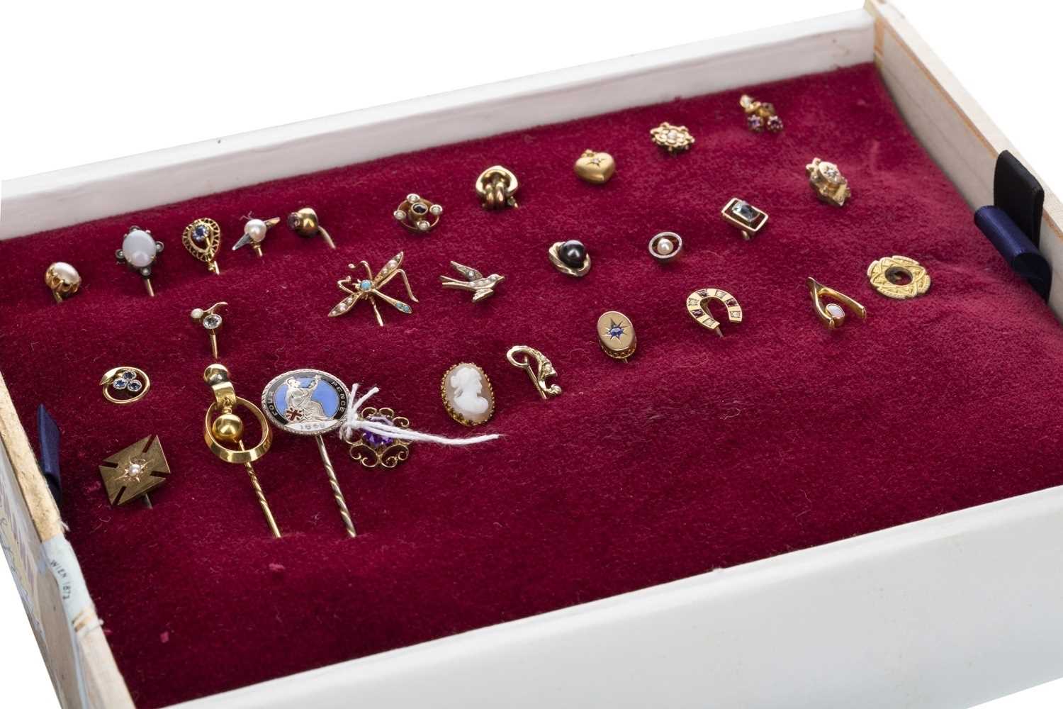 Lot 1340 - A LOT OF GEM SET AND OTHER PINS