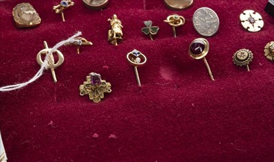 Lot 1320 - A LOT OF GEM SET AND OTHER PINS