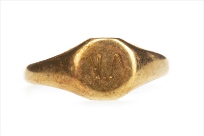 Lot 1358 - AN EIGHTEEN CARAT GOLD SIGNET RING