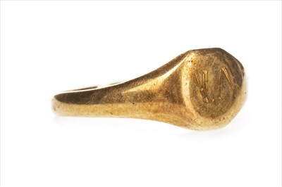 Lot 1358 - AN EIGHTEEN CARAT GOLD SIGNET RING