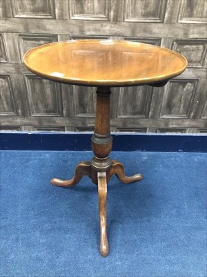 Lot 288 - A MAHOGANY TILT TOP OCCASIONAL TABLE