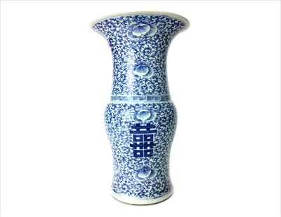 Lot 1011 - A 19TH CENTURY CHINESE BLUE AND WHITE VASE