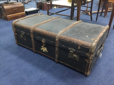 Lot 85 - AN EARLY 20TH CENTURY TRAVEL TRUNK