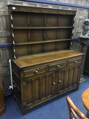 Lot 292 - AN OAK REPRODUCTION DRESSER