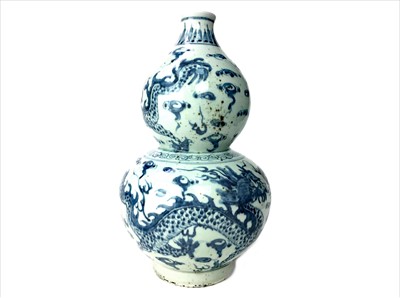 Lot 1155 - A 20TH CENTURY CHINESE BLUE AND WHITE VASE