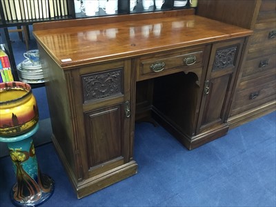 Lot 346 - AN EARLY 20TH CENTURY KNEE HOLE DESK