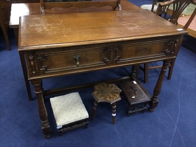 Lot 349 - AN OAK SIDE TABLE