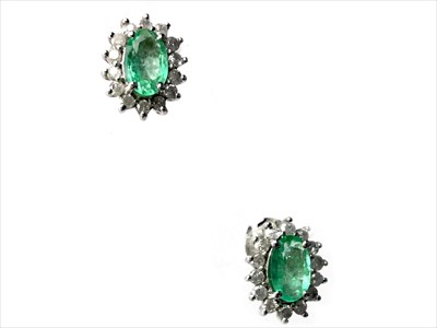 Lot 314 - A GREEN GEM AND DIAMOND NECKLACE AND EARRINGS