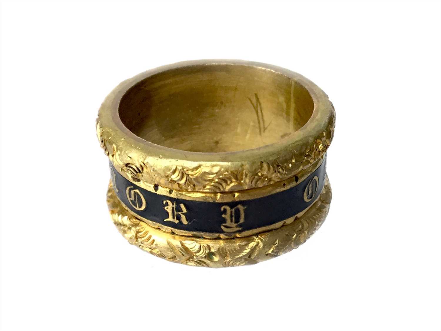 Lot 1332 - A VICTORIAN CENTURY GILT AND ENAMEL MOURNING RING