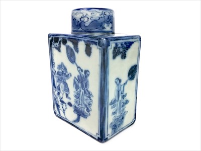 Lot 1200 - AN EARLY 20TH CENTURY CHINESE BLUE AND WHITE TEA CADDY