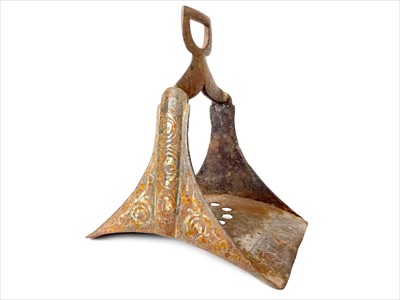 Lot 996 - A 19TH CENTURY INDO-PERSIAN STEEL STIRRUP