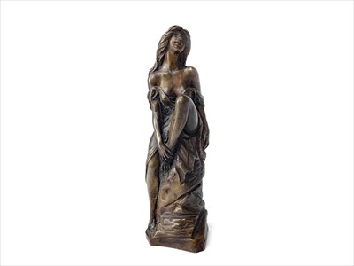Lot 1767 - AN EARLY 20TH CENTURY BRONZE FIGURE OF A WOMAN