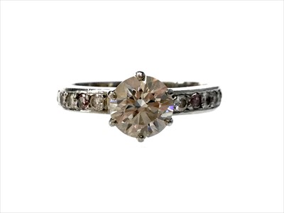 Lot 1372 - A DIAMOND SOLITAIRE RING