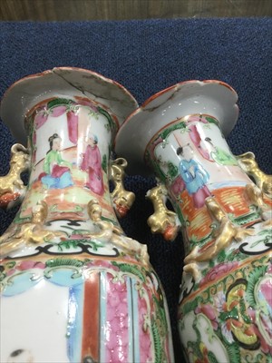 Lot 993 - A PAIR OF EARLY 20TH CENTURY FAMILLE ROSE VASES