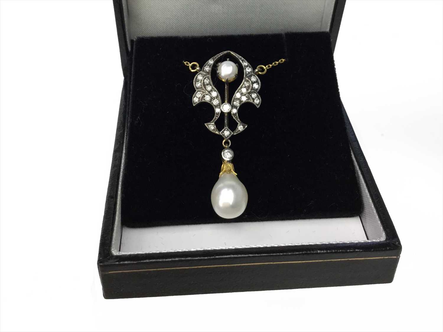 Lot 1355 - A PEARL AND DIAMOND NECKLACE