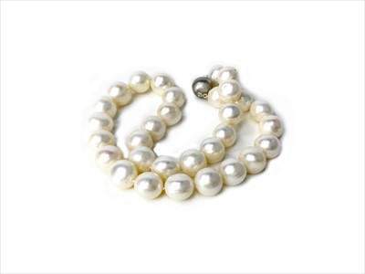 Lot 1371 - A PEARL NECKLACE