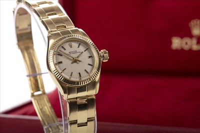 Lot 856 - A LADY'S ROLEX OYSTER PERPETUAL EIGHTEEN CARAT GOLD AUTOMATIC WRIST WATCH GOLD WATCH