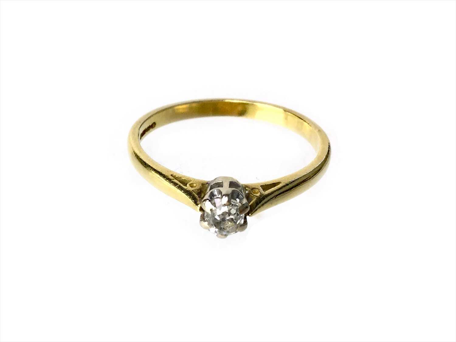 Lot 1317 - A DIAMOND SOLITAIRE RING