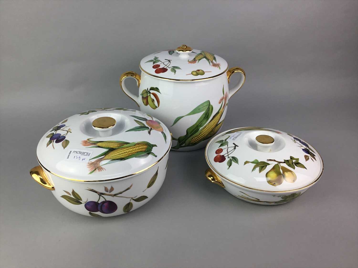 Lot 129 - A LOT OF ROYAL WORCESTER EVESHAM PATTERN SERVING DISHES